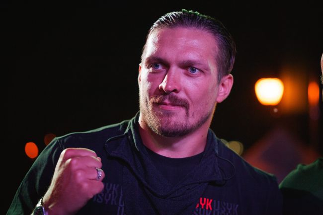 Oleksandr Usyk møter den tidligere kickboksermesteren Rico Verhoeven ved de egyptiske pyramidene