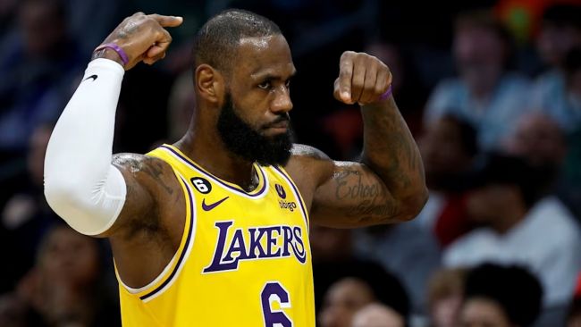 LeBron James blir den andre 40+ år gamle spilleren noensinne til å score en trippel-dobbel: Hva betyr det?
