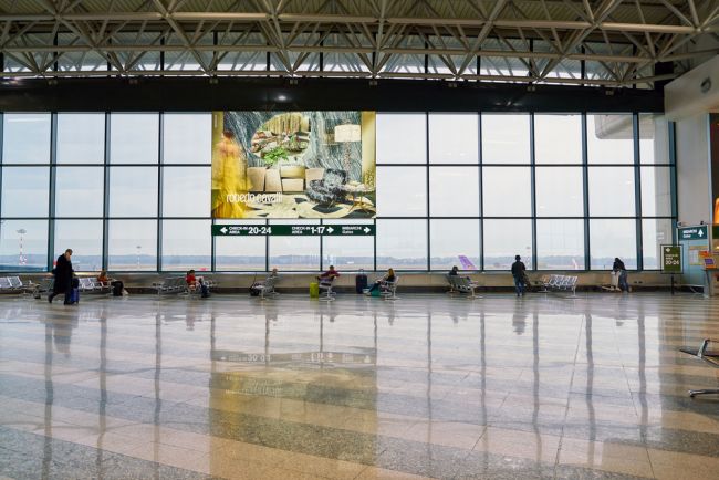 Kaos på flyplassen i Milano: Hammer-svingende passasjer starter brann og knuser skjermer