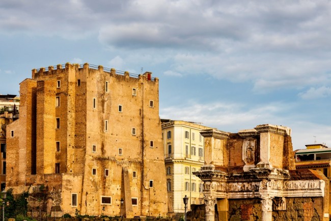Arbeider dør etter å ha blitt fanget under et sammenrast middelaldertårn nær Colosseum i Roma