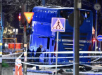 Minst tre d&oslash;de etter at buss krasjet inn i bussholdeplass i Stockholm sentrum