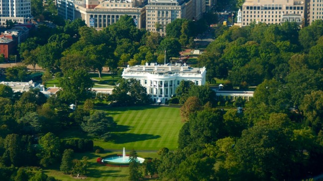 En ensom bevæpnet mann angriper nasjonalgarden i nærheten av Det hvite hus på kvelden før Thanksgiving