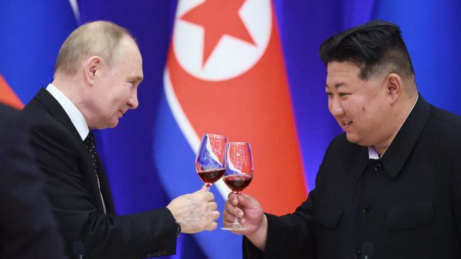 Kim Jong Un feirer Russlands seiersdag og styrker båndene til Moskva