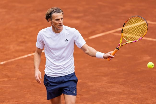 Fotballspilleren Diego Forlán debuterer i ATP-turneringen i dag, 45 år gammel
