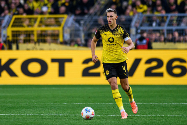 Borussia Dortmund nærmer seg en kontraktsforlengelse for Nico Schlotterbeck, som Madrid og Barcelona er ute etter