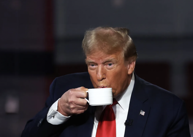 Kaffe, bananer og storfekjøtt: Trump kutter tollen for å redusere varekostnadene i USA