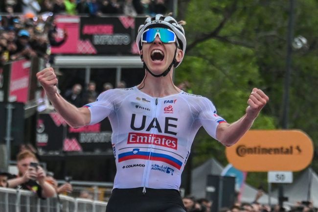 Tadej Pogacar ble trakassert av fansen, og noen satte klistremerker i ryggen på ham