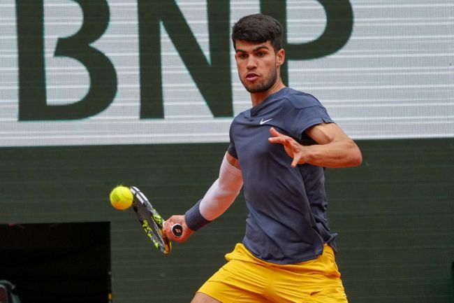 Carlos Alcaraz ber om medisinsk timeout, men vinner i Barcelona Open-debuten