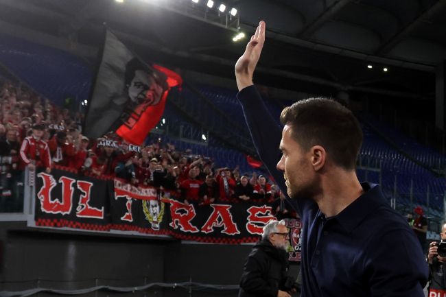 Bayer Leverkusen-sjefen kritiserer Real Madrid for å isolere Xabi Alonso: "Vi drar alle i samme retning"