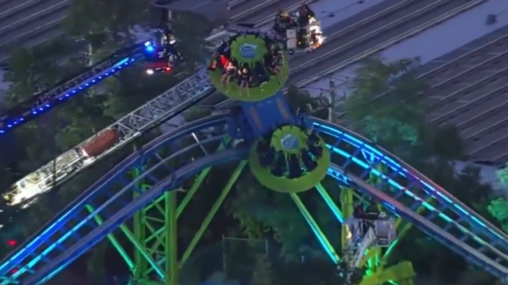 16 besøkende satt fast i tre timer på «Wave Twister», en ny fornøyelsesparkattraksjon på Long Island