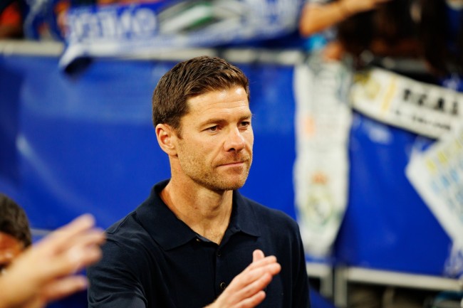 Xabi Alonso klager på dommeren i en mulig straffesparkkonkurranse mot Vinícius