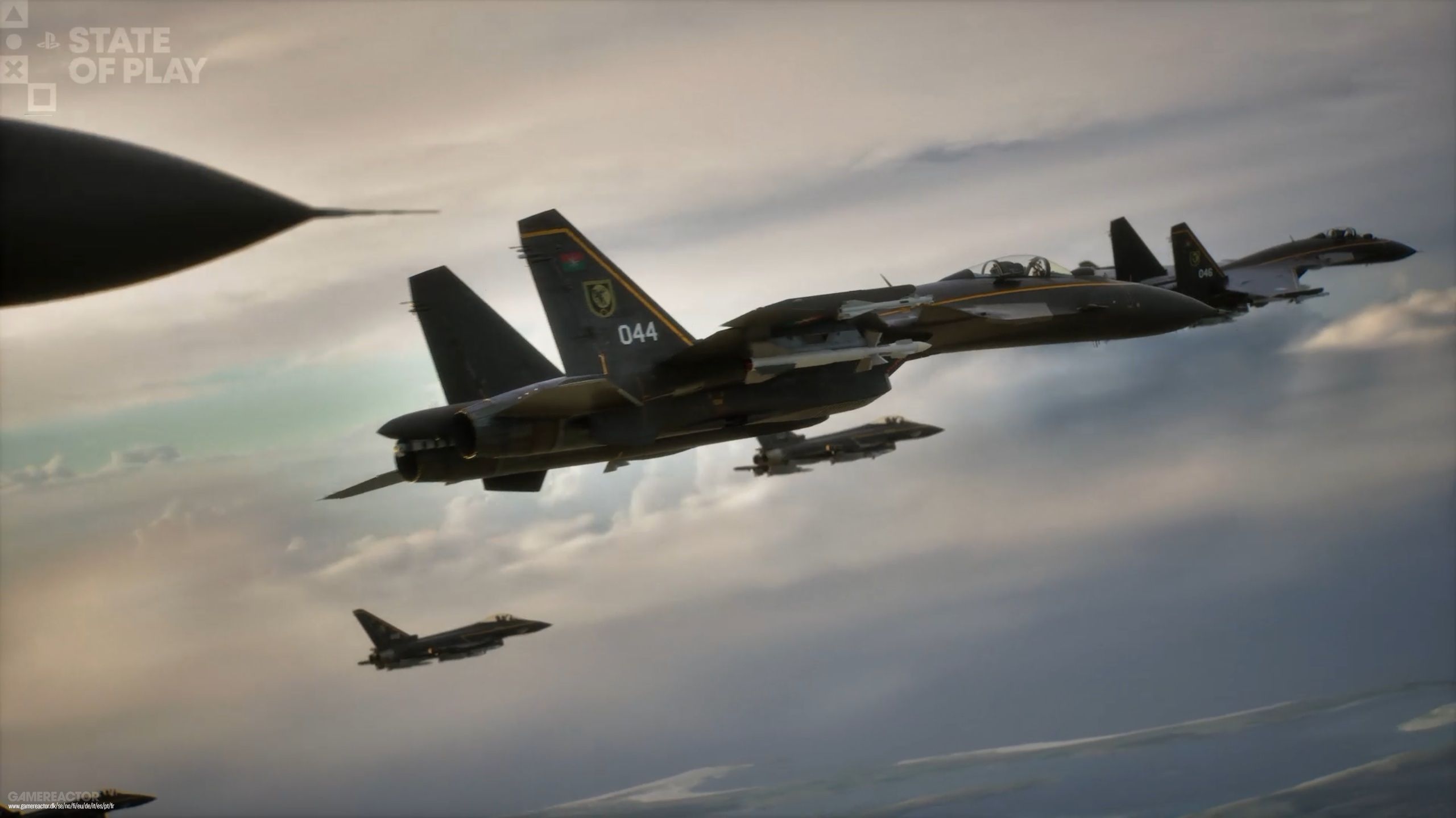 Føl spenningen ved å være et flygende ess både i og utenfor cockpiten i Ace Combat 8: Wings of Theve