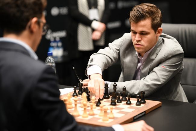 Magnus Carlsen tar også lynsjakk-tittelen og legger til sin 20. verdensmestertittel i sjakk