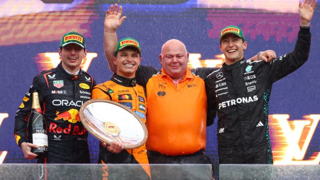 Lando Norris tar den første F1-seieren i 2025 i et kaotisk og regnfullt løp i Melbourne