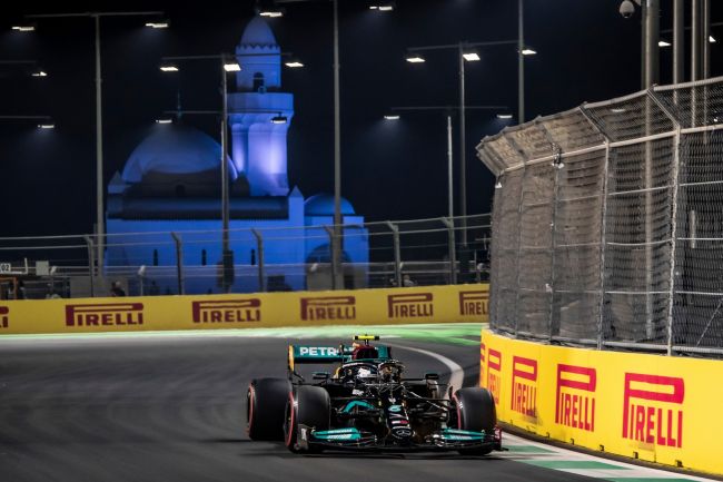 Formel 1 følger med på Midtøsten-konflikten, men har ennå ikke bestemt seg for Bahrain og Saudi-Arabias GP