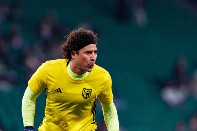 Den legendariske meksikanske målvakten Guillermo Ochoa får stående ovasjoner under sin siste VM-kamp