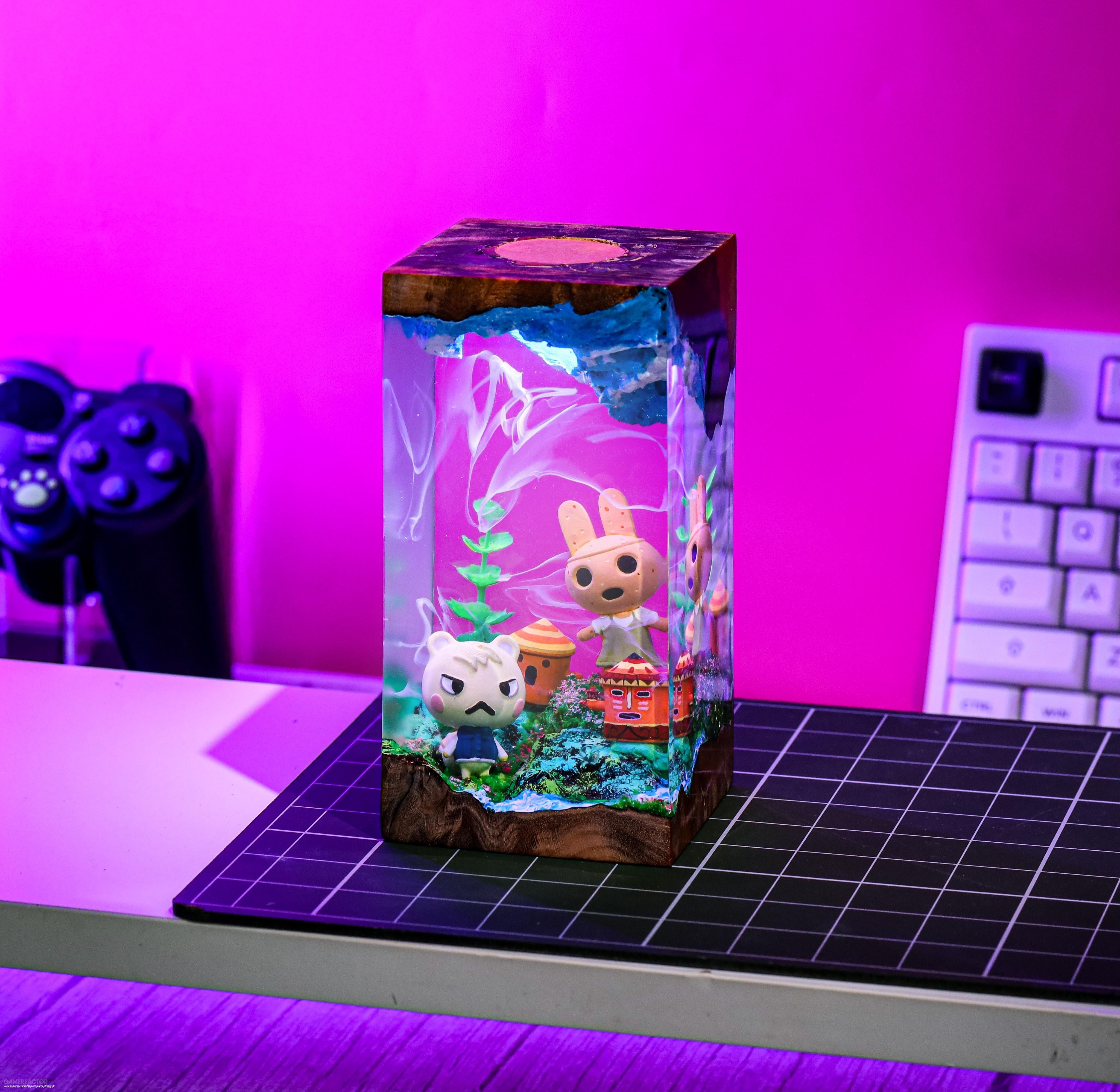 Animal Crossingfan lager en lampe dekorert med Coco og Marshalfigurer Animal Crossing New
