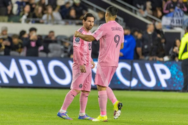 Luis Suárez ser ut til å spytte på rivalens trener i Inter Miamis 3-0-tap i en finale