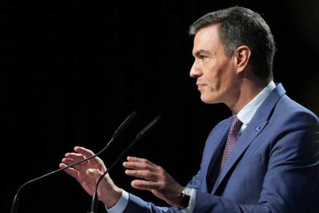 Sánchez står fast mot teknologigiganter om forbud mot sosiale medier: "Vi lar oss ikke påvirke av tech-oligarker"