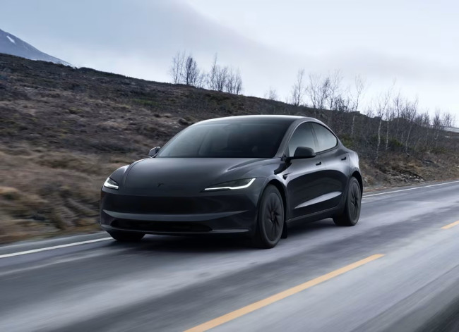 Tesla saksøker DMV
