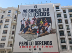 Gerard Piqu&eacute; gj&oslash;r narr av &Aacute;lvaro Arbeloa p&aring; et banner i sentrum av Madrid