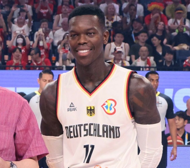 Den tyske stjernen Dennis Schröder fordømmer rasistiske fornærmelser fra litauiske fans under EuroBasket-kampen