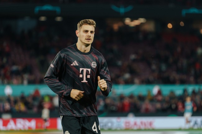 Josip Stanisic fra Bayern München fikk gjennomgå for smakløs spøk etter Hakimis skade