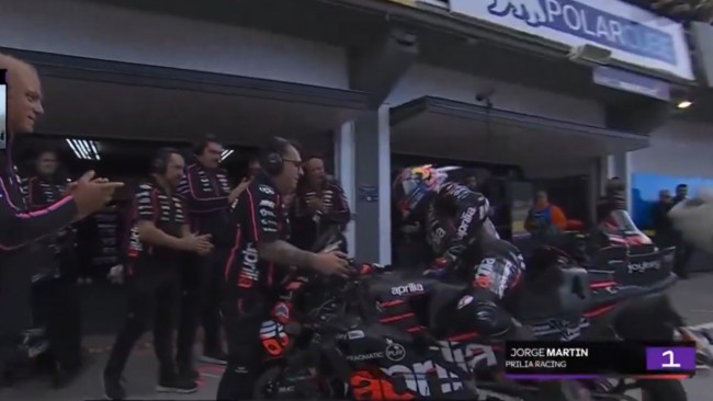 Øyeblikket da Jorge Martín gir seg i Valencia GP til varm applaus fra Aprilia