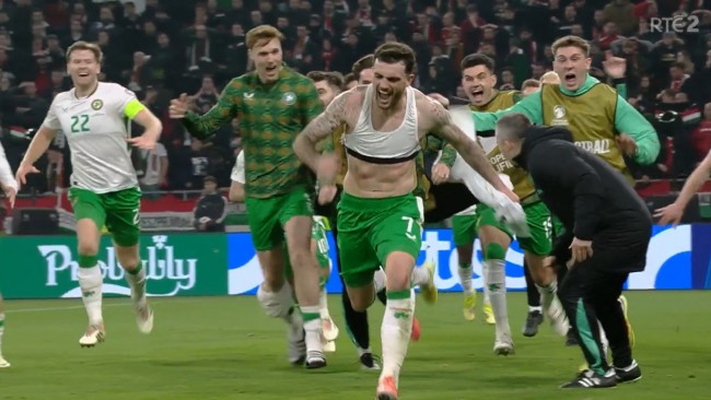 Gjenopplev det heroiske øyeblikket da Troy Parrott fullførte comebacket og gjorde hat-trick for å ta Irland til VM-sluttspillet