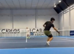 Carlos Alcaraz er tilbake p&aring; trening med venstre h&aring;nd, og det er det en grunn til