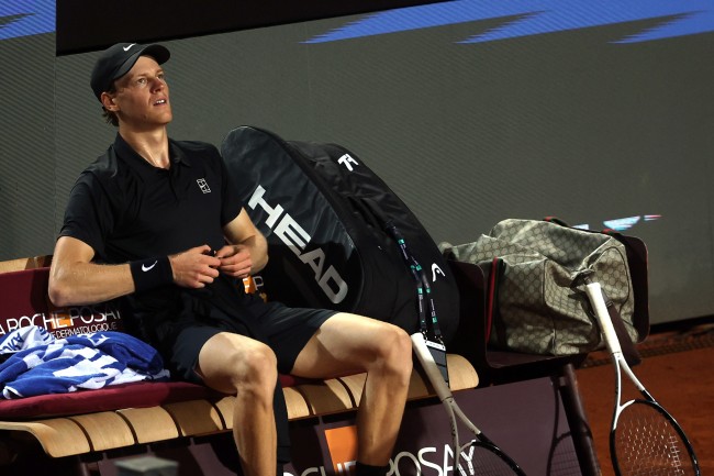 Jannik Sinner trekker seg fra Shanghai Open med humpende spill