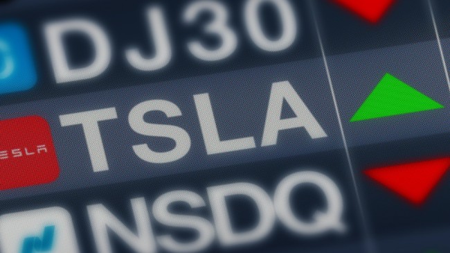 Tesla-aksjer hopper til høyeste nivå på nesten et år etter at Musk bekrefter fullstendig førerløs robotaxi-testing