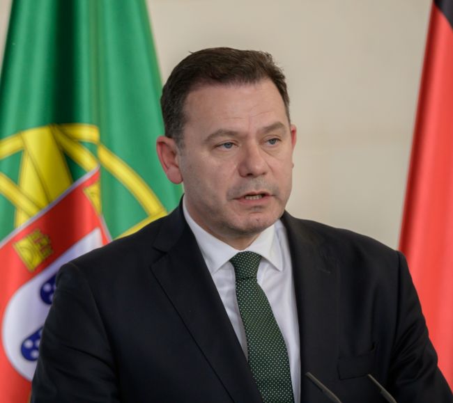 Portugals regjering presser på for en tillitsavstemning midt i en politisk krise