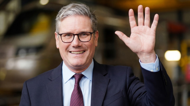 Keir Starmer kunngjør en plan for å begrense bruken av sosiale medier for unge under 16 år i Storbritannia: 