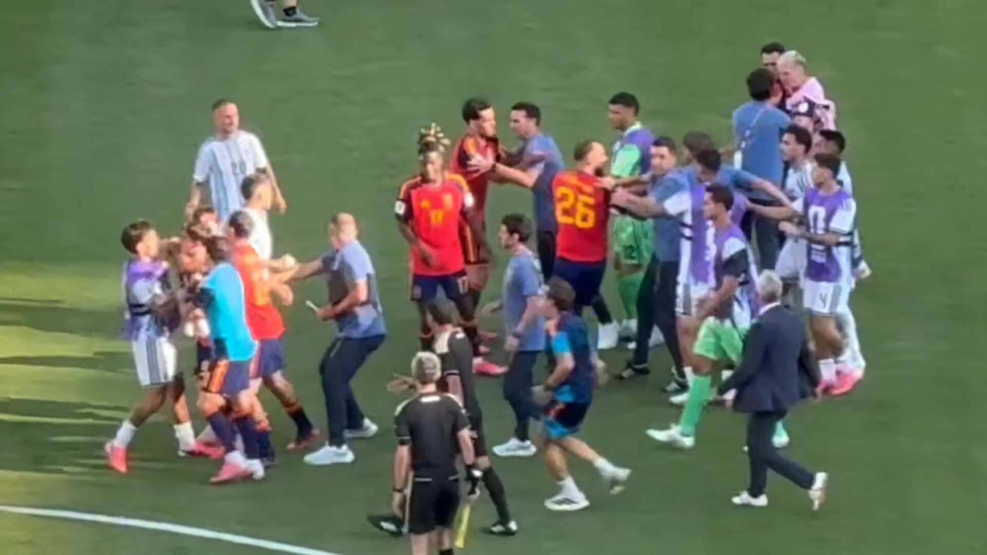 Argentinas usportslige oppførsel: Motbydelig angrep fra Paredes og fornærmelse under feiringen