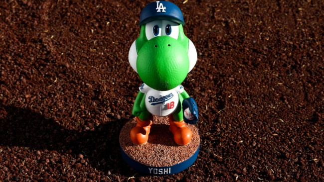 Los Angeles Dodgers gir bort Yoshi-bobblehead-figurer med en baseballhatt