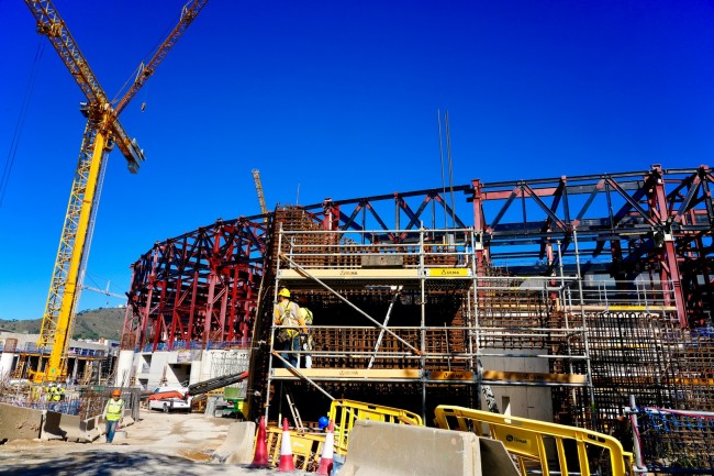 Barcelona-politiet stopper Camp Nou-arbeidere for å jobbe på søndag, mens klubben kjemper mot klokken