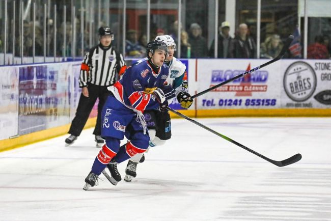 Den skotske ishockeyspilleren Gary Kelly (19) dør da han faller fra en balkong på Ibiza