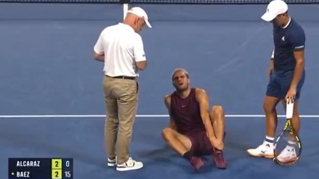 Carlos Alcaraz kommer seg etter en forstuet ankel og vinner sin første kamp i Tokyo