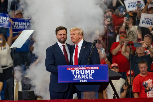 Vance støtter Trump i Iran-krigen, men nedtoner politiske forskjeller