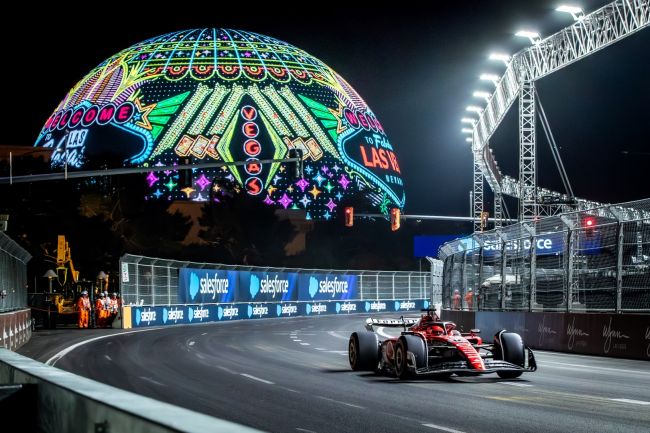 Formel 1-sesongen har blitt rystet etter at begge McLaren-bilene ble diskvalifisert i Las Vegas