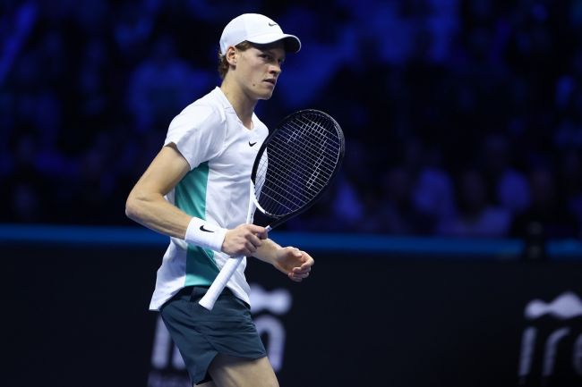 Jannik Sinner slår en skadet Auger-Aliassime i åpningskampen i ATP Finals