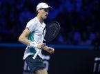 Jannik Sinner slår en skadet Auger-Aliassime i åpningskampen i ATP Finals