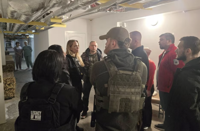 Angelina Jolie besøker frontlinjebyen Kherson, et av de farligste stedene i Ukraina