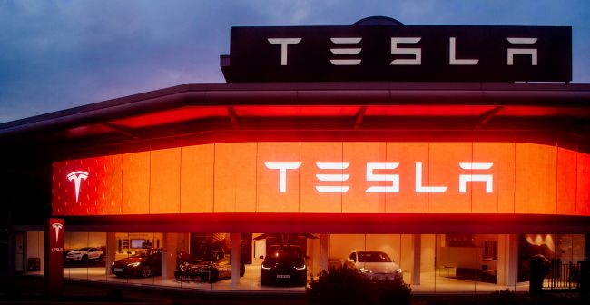 Musk hevder feilaktig at Tesla FSD er 10 ganger tryggere enn vanlig menneskelig kjøring