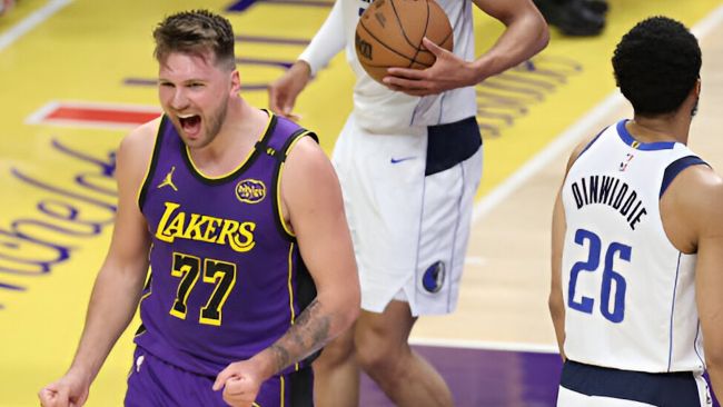 Luka Dončić holder ikke tilbake i sin første Lakers-kamp mot Mavericks, og slår en NBA-rekord i prosessen