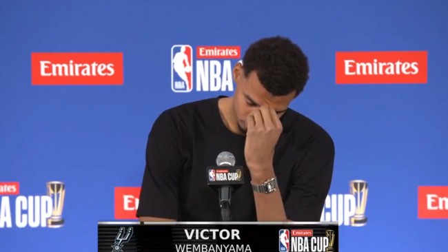 Victor Wembanyama gråter etter å ha spilt NBA-cupen flere timer etter at bestemoren hadde gått bort