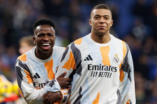 Mbappé forsvarer Vinícius etter de påståtte rasistiske fornærmelsene: Prestianni "fortjener ikke å spille Champions lenger"