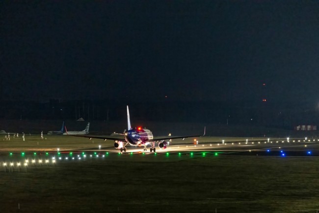 Litauen stenger flyplassen i Vilnius og grensen til Hviterussland etter at uidentifiserte objekter kommer inn i luftrommet