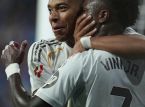 Vin&iacute;cius scorer og assisterer fra benken, men det er fortsatt kontroverser rundt ham: Mbapp&eacute; redder ham fra r&oslash;dt kort